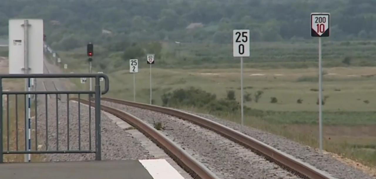 Soț și soție spulberați de tren în Timiș. Motorul mașinii a murit pe șine