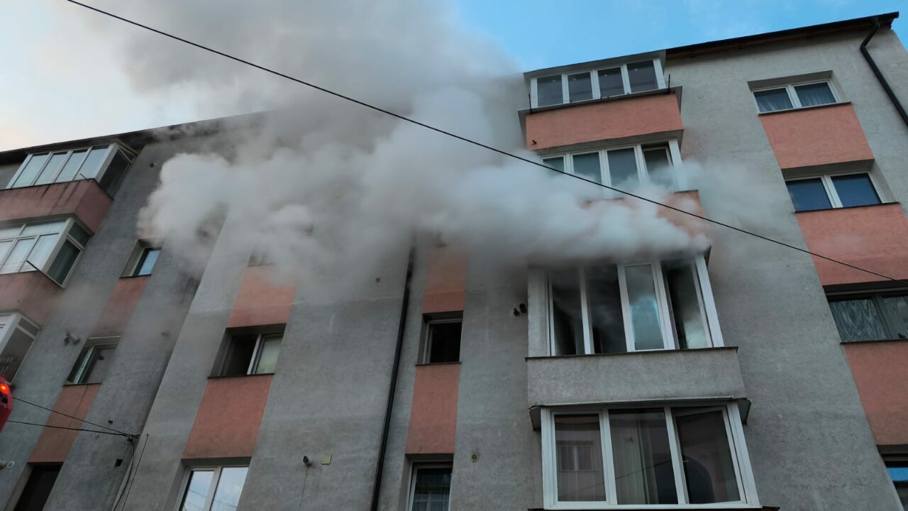 Un incendiu a izbucnit în Rădăuți, în dimineața primei zile de Paște. Ar fi pornit de la o candelă aprinsă