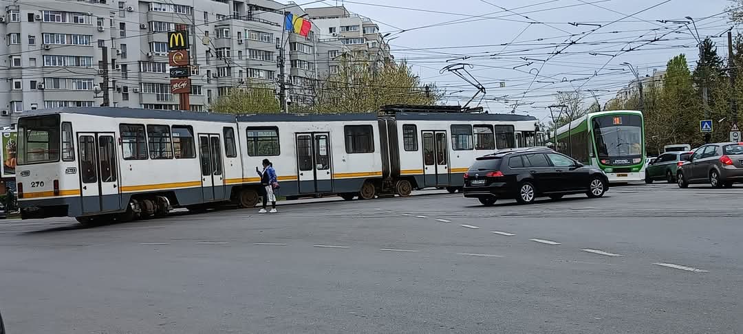 Un tramvai a deraiat în București. Un motociclist a fost rănit ușor, în urma incidentului