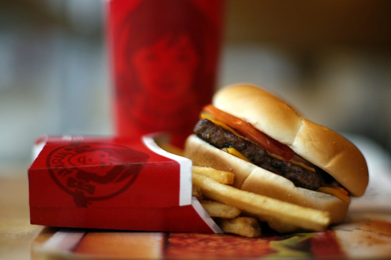 Un nou gigant al fast-food-ului american intră pe piața din România: Provocare pentru McDonald’s, KFC, Popeyes și Burger King