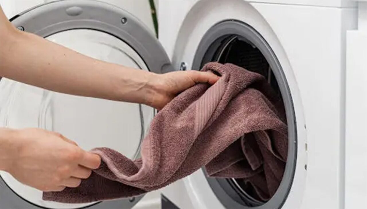 Temperatura la care trebuie spălate prosoapele. Puțini români procedează corect!