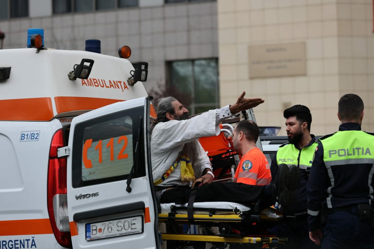 Stegarul Dac, ridicat de la Tribunal de către polițiști. S-a intervenit și cu o ambulanță