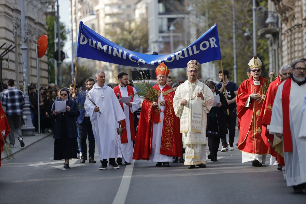 Sute de credincioși au participat la PROCESIUNEA de Florii, organizată de Arhiepiscopia Romano-Catolică în centrul Capitalei