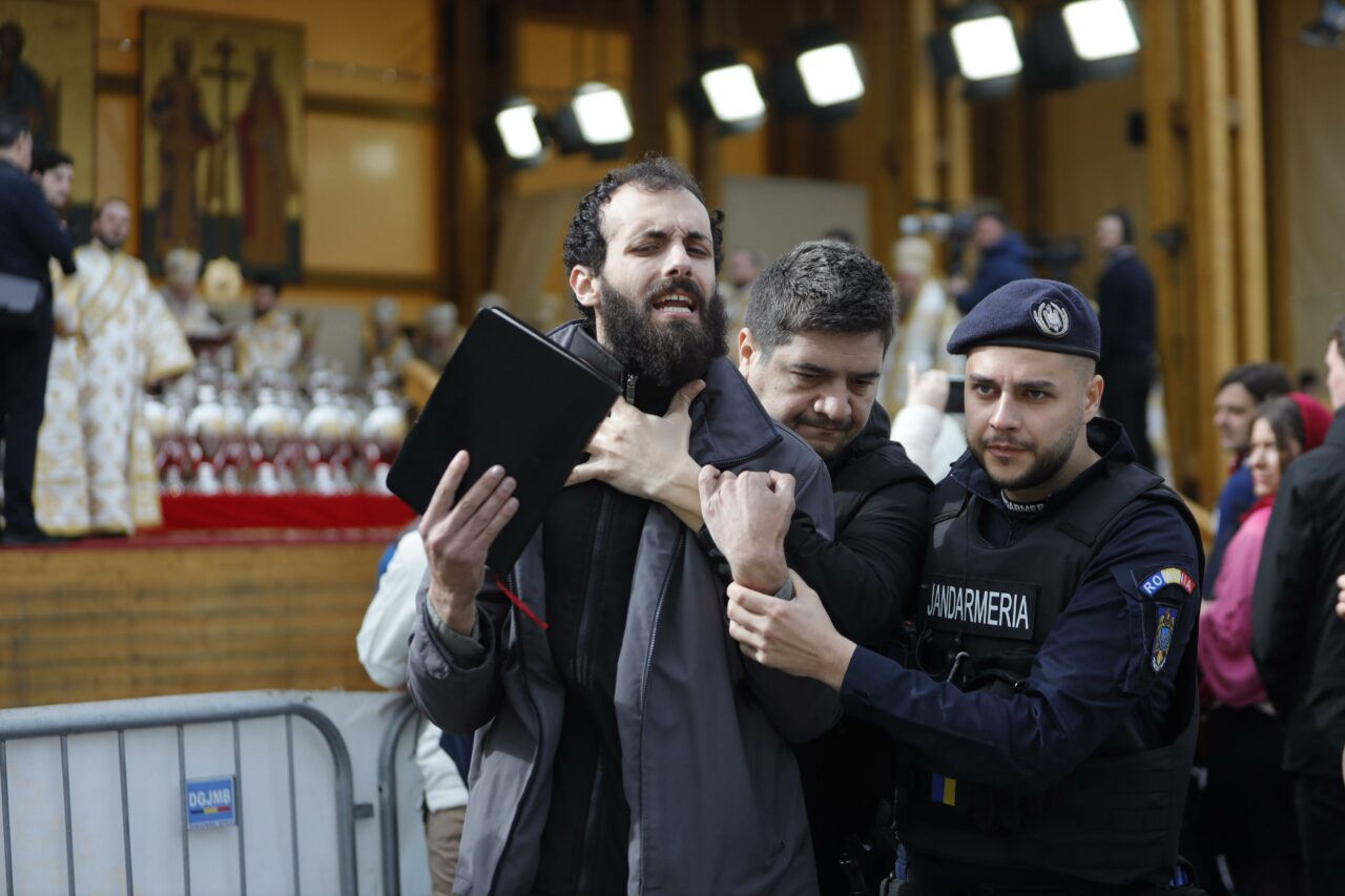 Incident la Patriarhie, în timp ce Preafericitul Daniel oficia slujba: „Dacă nu vă întoarceți la ce erați și trebuie să fiți, o să fiți blestemați!”