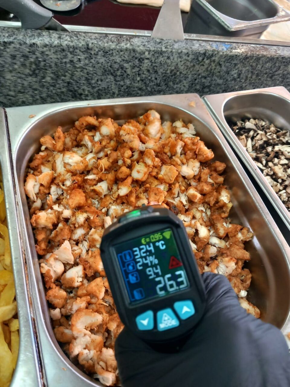 Atentat la sănătatea publică. ANPC a fotografiat în ce condiții sunt pregătite produsele de la Patiseria IOANID și SUSHY TORRY