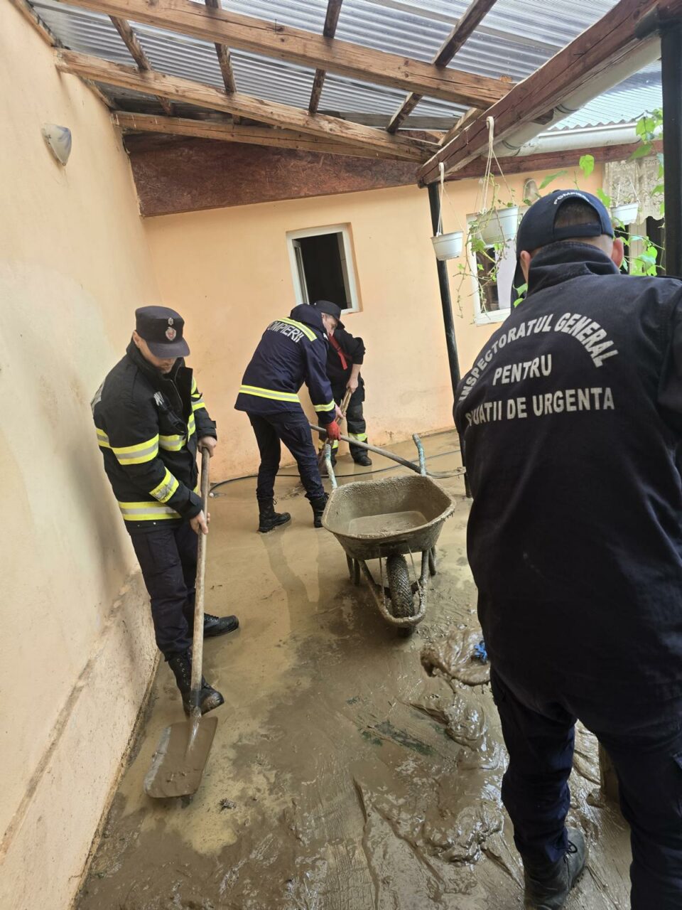 Sute de gospodării din Caraș-Severin, grav afectate de VIITURĂ. Numărul militarilor suplimentat / Echipe pentru evaluarea pagubelor