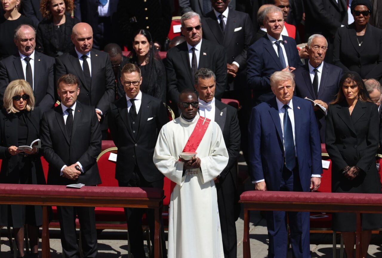 Ilie BOLOJAN a stat lângă Donald Trump și Emmanuel Macron în timpul funeraliilor Papei Francisc