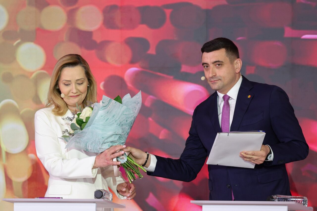 George Simion a PĂRĂSIT dezbaterea de la Digi24 după ce i-a oferit FLORI Elenei Lasconi. Reacția liderului AUR