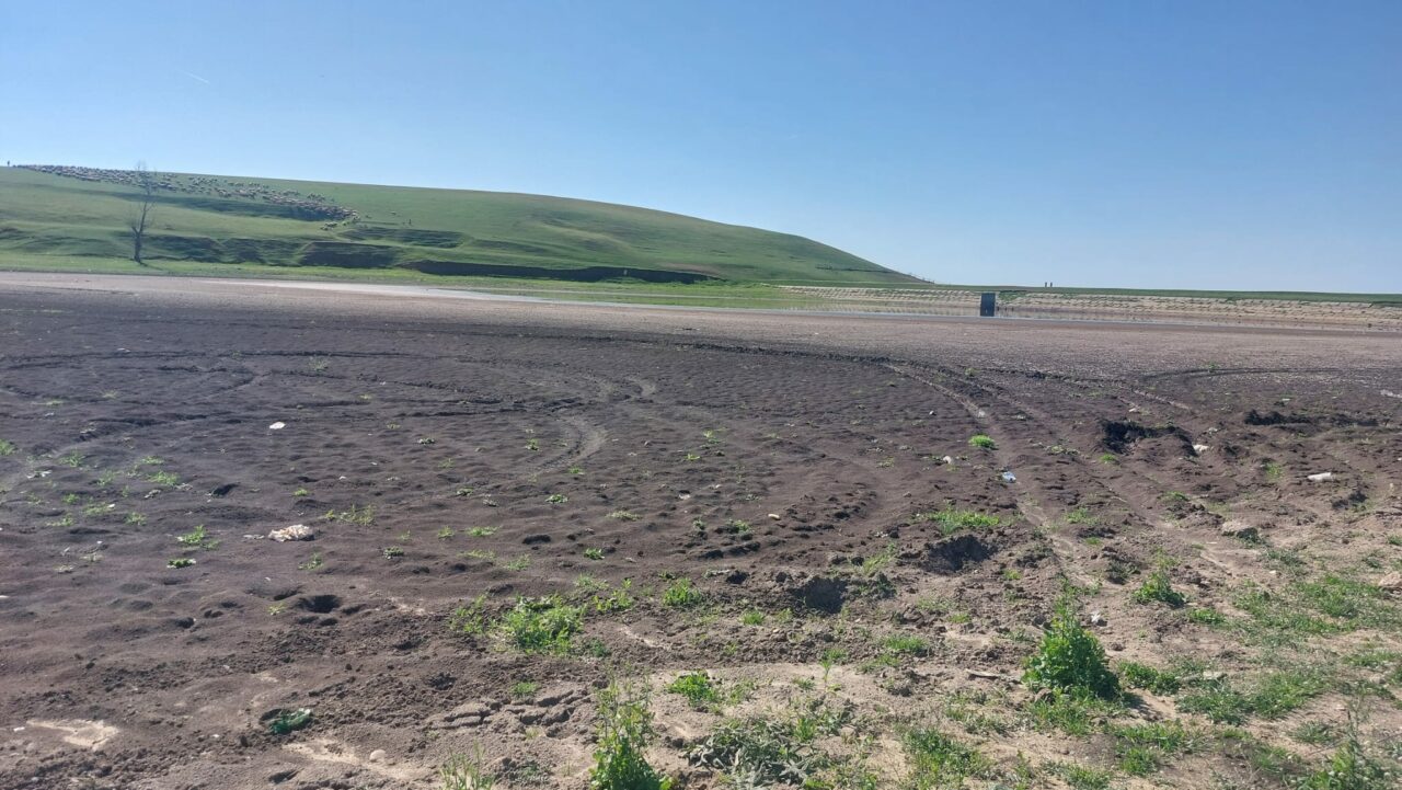 Lacul care se întindea pe o suprafață de 15 hectare a dispărut din cauza secetei. Oamenii din zonă sunt DISPERAȚI: „Au rămas craterele și nămolul”