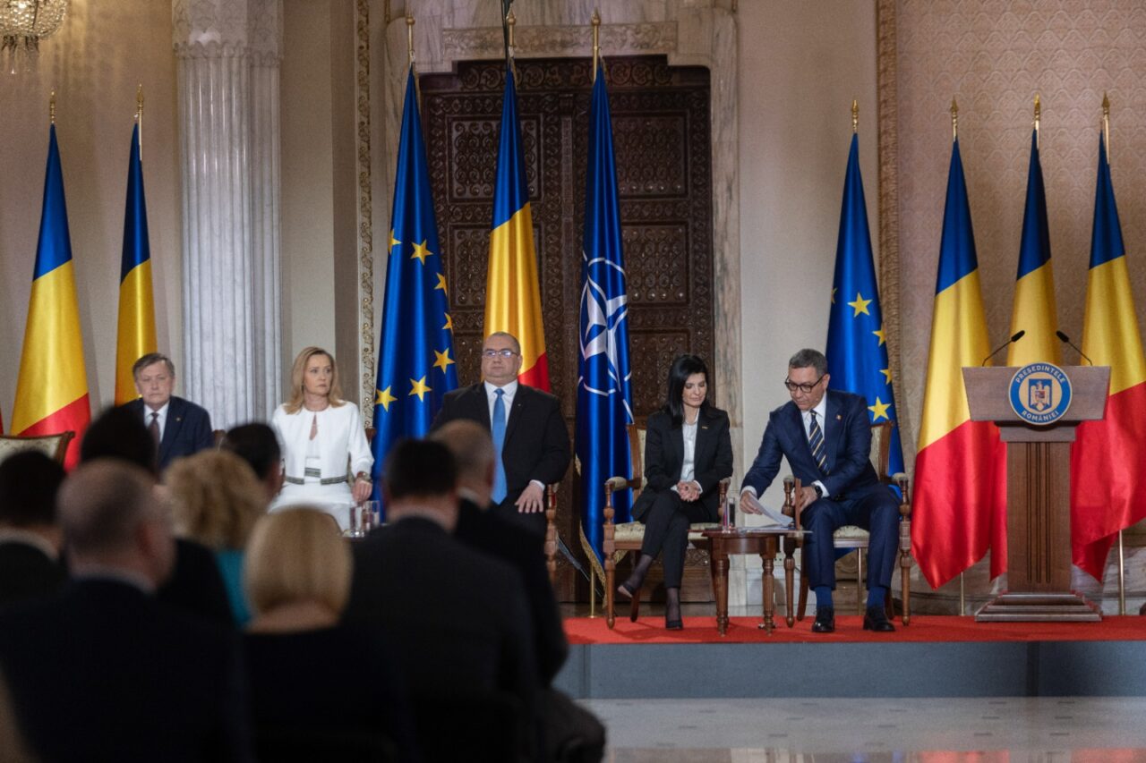 Crin Antonescu vs. Victor Ponta. Schimb dur de replici la dezbaterea prezidențială de la TVR: „A trădat trei partide, două guverne, cel puțin o țară”