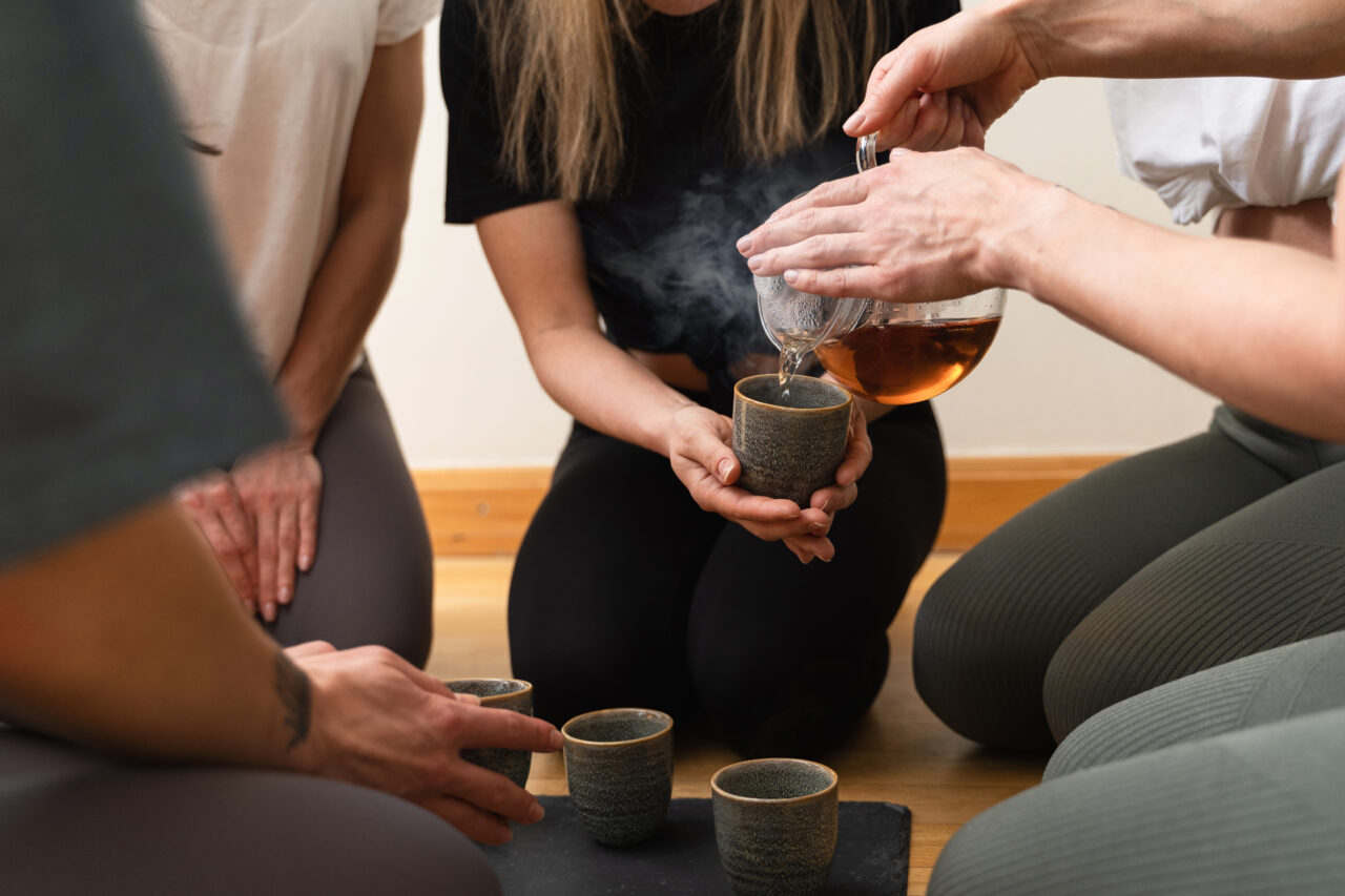 Ceaiurile IDEALE pentru un somn liniștit. Cele 6 plante cu efect relaxant pe care le poți savura seara