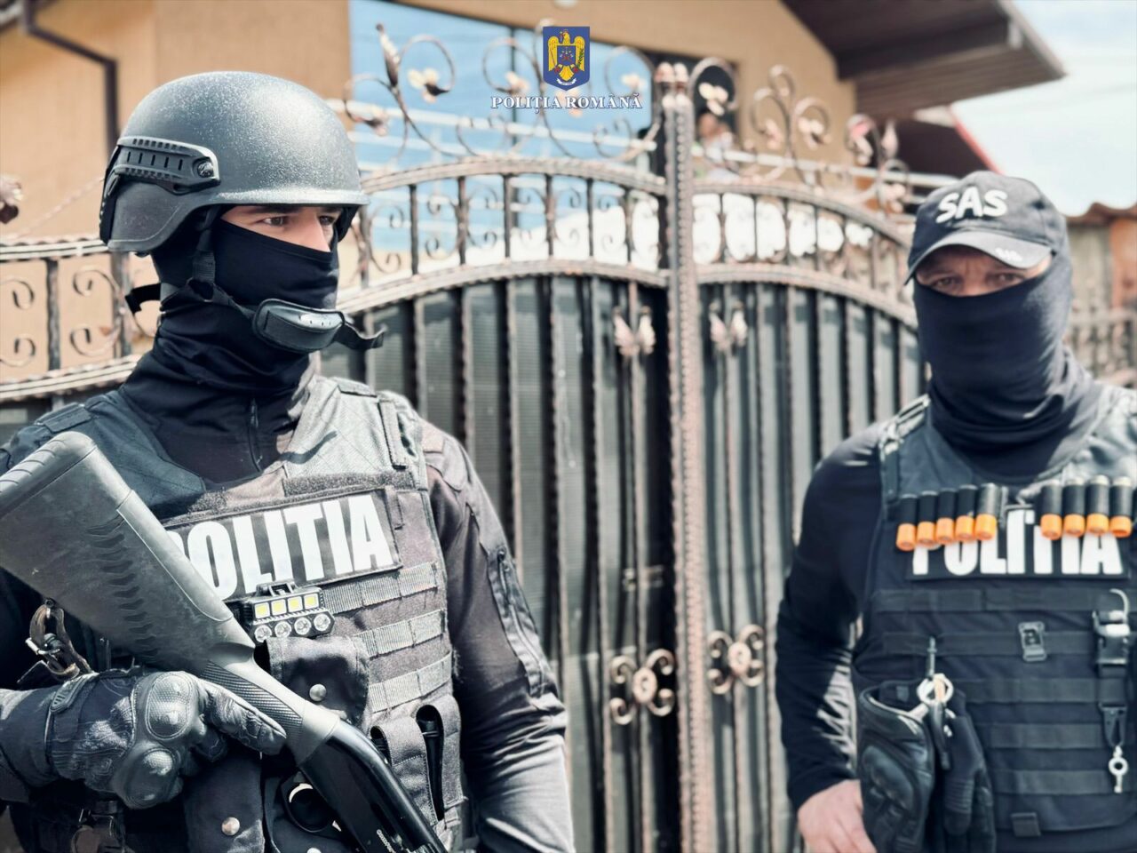 Ce se mai fură în România: doi bărbați, reținuți după ce au sustras un aparat de tip PayPoint
