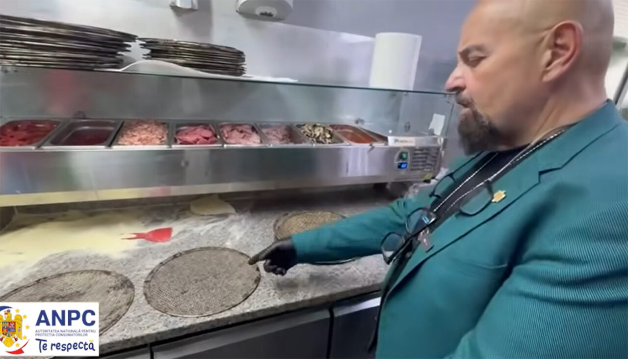 „Fă-mi și mie o pizza acum!” Piedone a închis localul când a văzut ce greșeală a făcut pizzerul din imagine