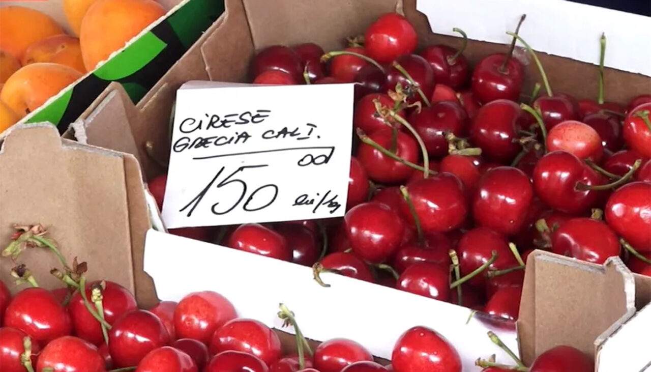 Cât costă 1 kilogram de cireșe în Grecia. În piețele din România, se vând că 150 lei/kg