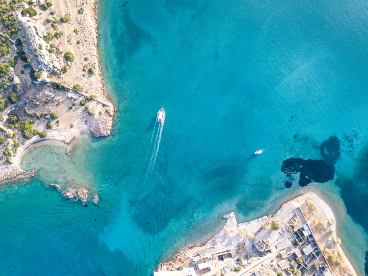Colțul de Rai din Marea Ionică cu doar 100 de locuitori. E o destinație de VACANȚĂ perfectă pentru cei care vor să descopere Grecia autentică