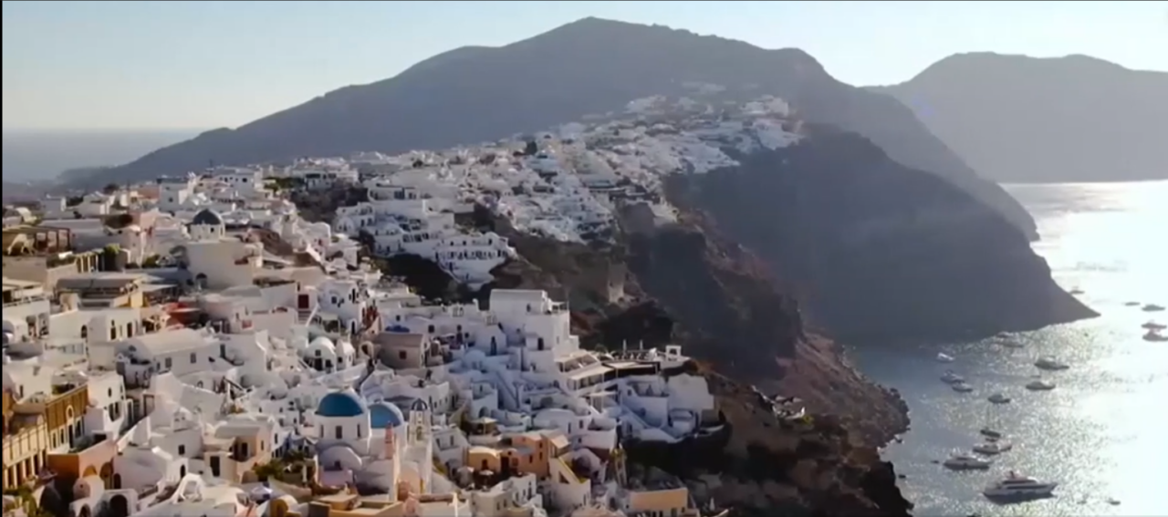 Grecia înăsprește legislația turistică: Românii nu mai au voie să campeze pe plajă sau în locuri neamenajate