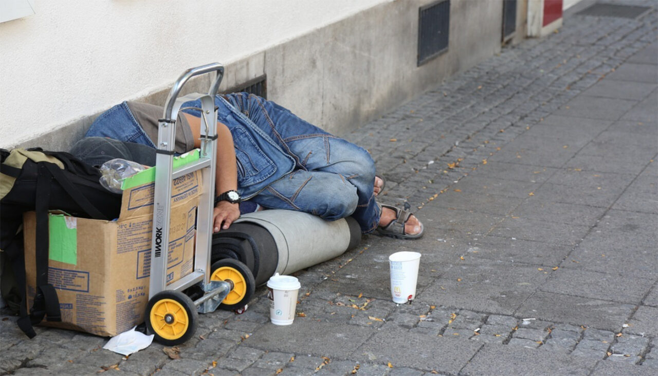 MOTIVUL surprinzător pentru care acest bărbat de 56 de ani a decis să doarmă pe străzi, deși are propria locuință și iubită