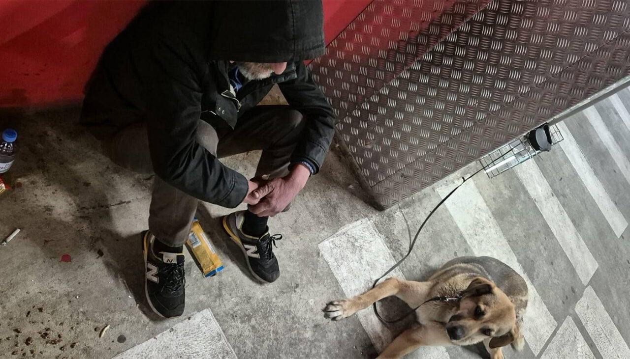 Povestea înduioșătoare a acestui cerșetor din Cluj. Ce era înainte să ajungă în această situație și de ce nu se poate despărți de cățelul lui
