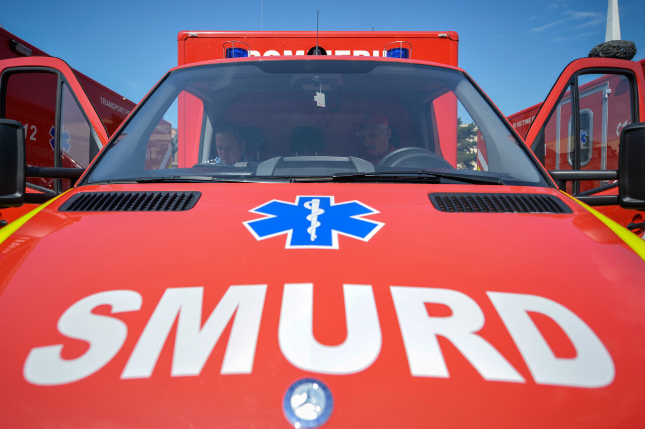 Un copil de 7 ani și mama sa au CĂZUT de la etaj, din blocul în care locuiesc, în Sectorul 2 al Capitalei. Ar fi vorba de o fostă jurnalistă