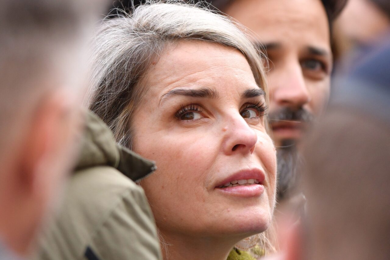 Cristela GEORGESCU, mesaj în lacrimi pentru diaspora, la ieșirea din secția de vot: „Vrem să vedem steluțele în ochii copiilor care sunt peste hotare”