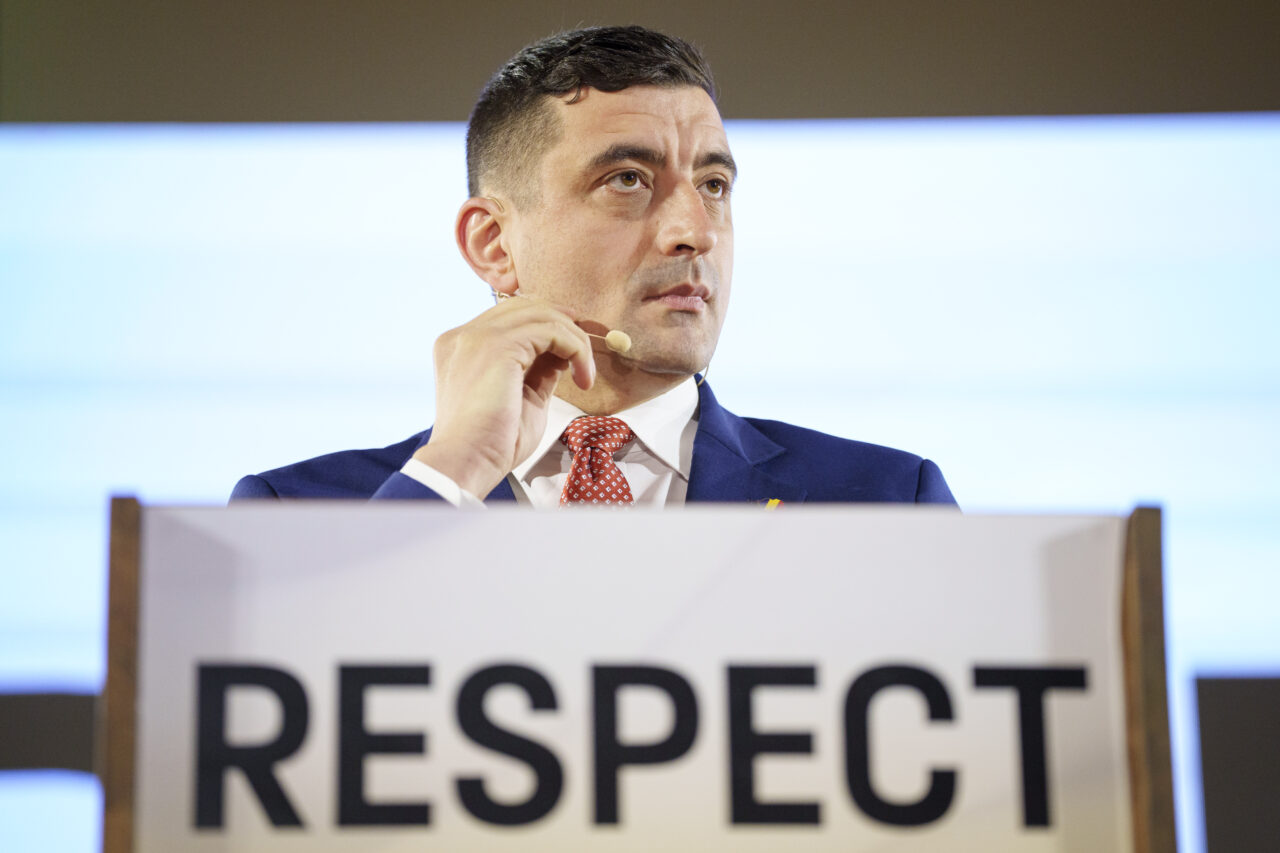 George Simion îndeamnă la VOT, într-o apariție surpriză în ultimele ore ale campaniei: „Votează împotriva ideologiilor care vor să ne schimbe copiii”
