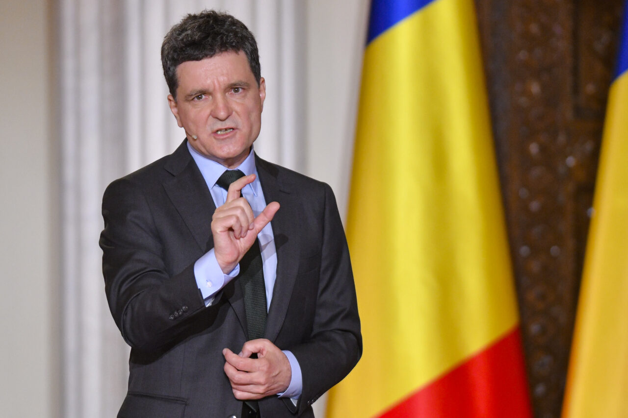 Nicușor Dan: Pozele pe care le-a postat Elena Lasconi sunt un fals grosolan