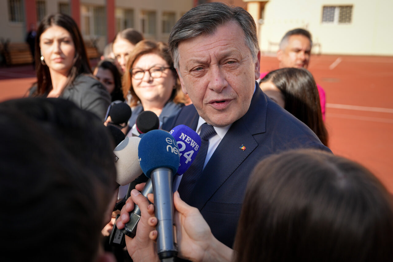 Crin Antonescu, declarații în ENGLEZĂ după vot. Ce le-a spus jurnaliștilor străini