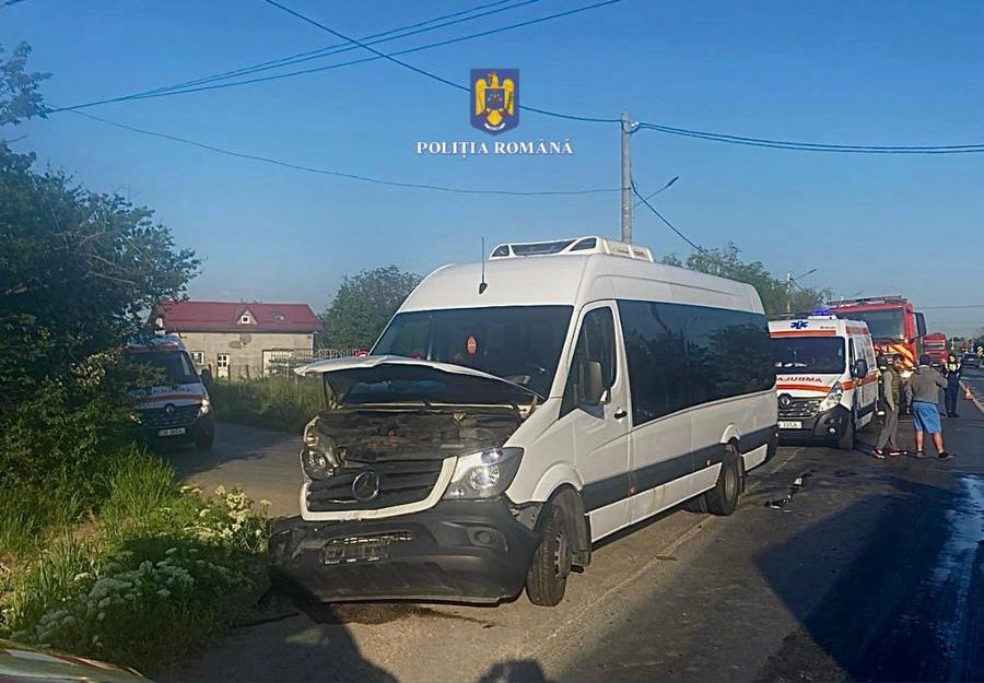Accident în Dâmbovița, între un autoturism și un microbuz. A fost activat Planul Roșu de Intervenție