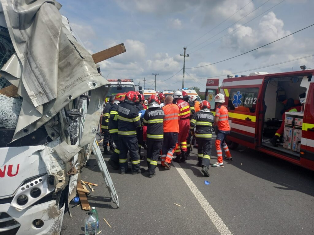 Accident înfiorător. Cum a evitat un șofer de microbuz o tragedie la Lețcani
