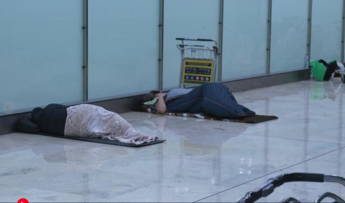 Cartierul din TERMINAL. Locuitorii din aeroportul din Madrid riscă să-și piardă „casa”