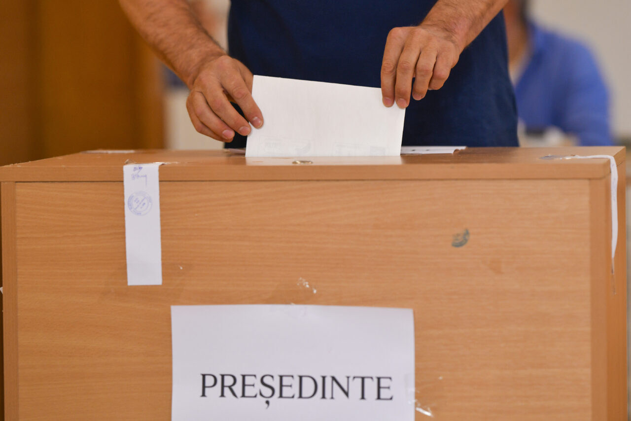 Tot ce trebuie să știi despre candidați, unde și cum votezi în TURUL DOI al alegerilor PREZIDENȚIALE 2025