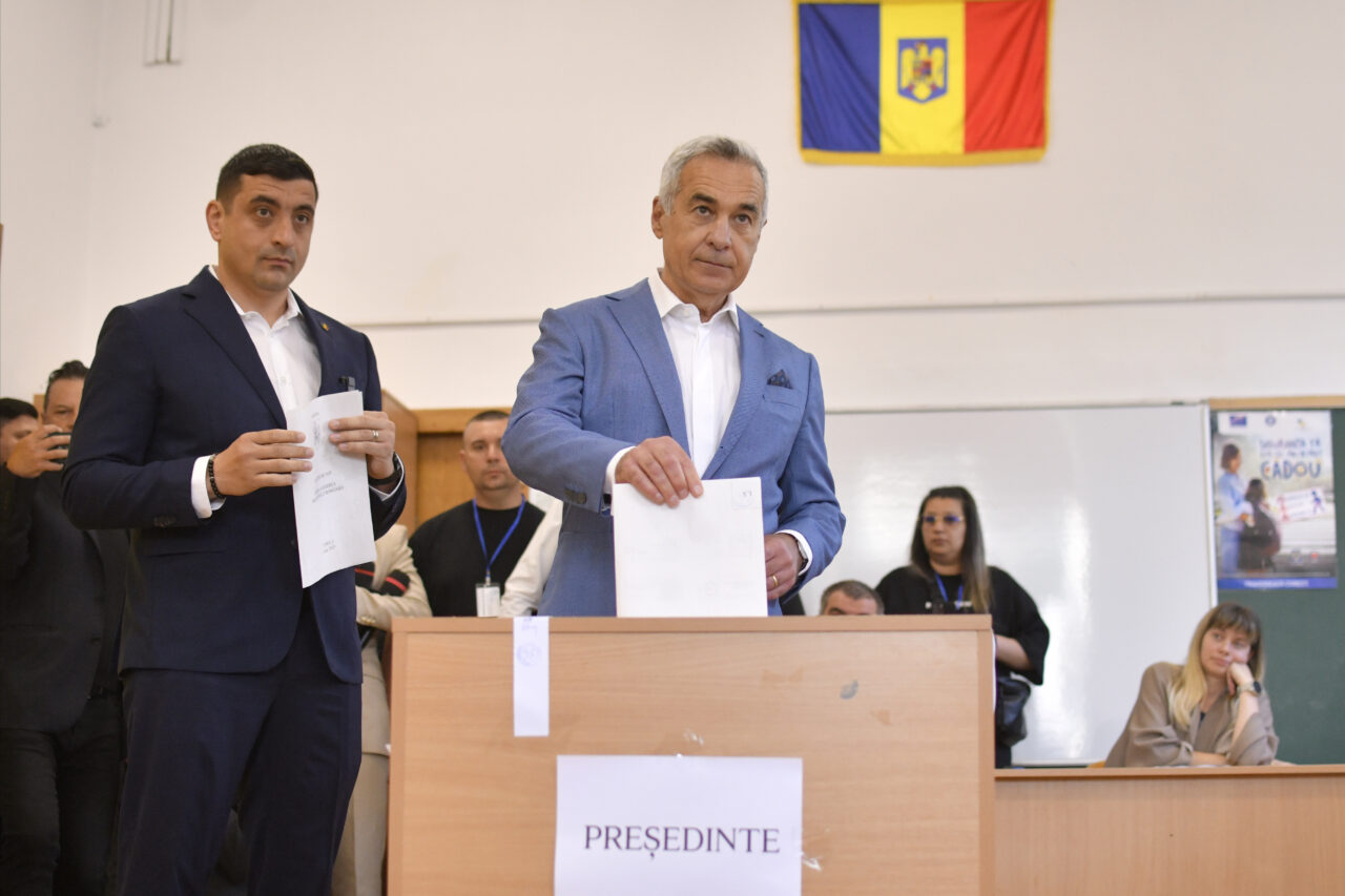 Călin Georgescu, la secția de vot: „Nu sunt aici pentru a recunoaște o FRAUDĂ, precum aceste alegeri”