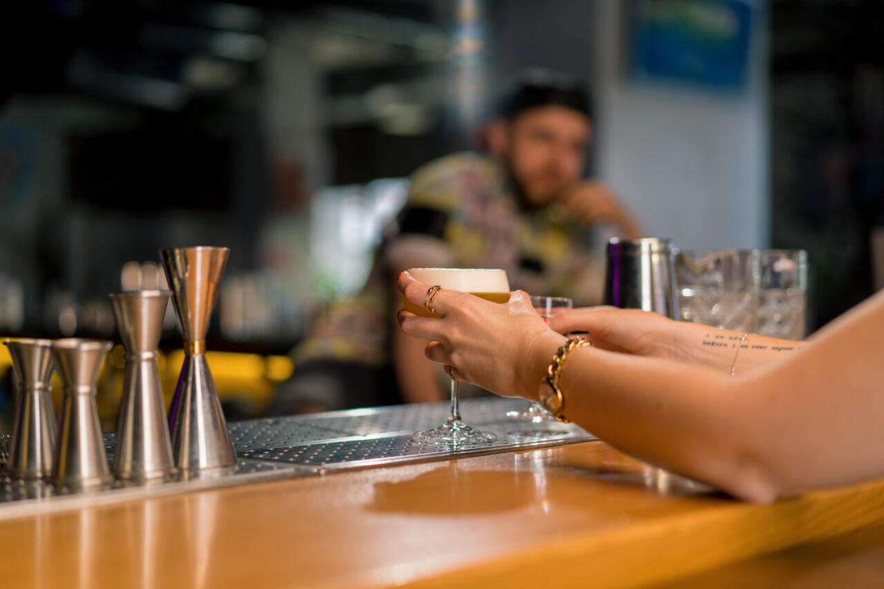 Un bar din Italia „AMENDEAZĂ” clienții cu un euro la fiecare înjurătură rostită. Ce sumă a reușit să strângă patronul