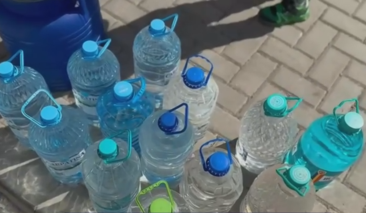 Un oraș din România, cu 30.000 de locuitori, a rămas FĂRĂ APĂ potabilă în urma unor lucrări de deviere a conductei pentru o autostradă din zonă