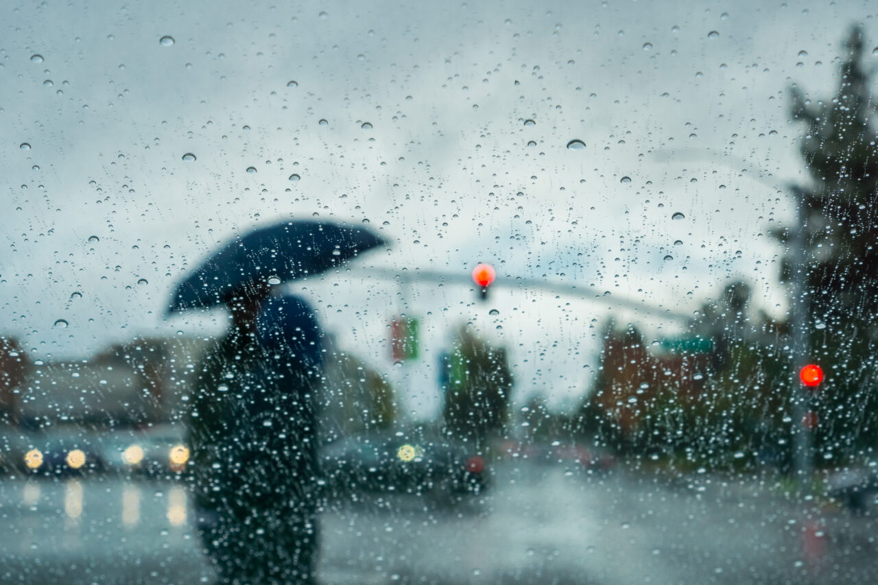 VREMEA se strică în toată țara: ploi torențiale și vijelii. Până când sunt anunțate precipitații