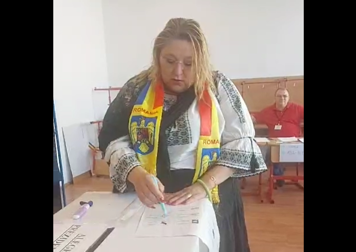 Diana Șoșoacă a votat „la vedere” și a scris pe buletinul de vot numele lui Corneliu Zelea Codreanu și Nicolae Ceaușescu
