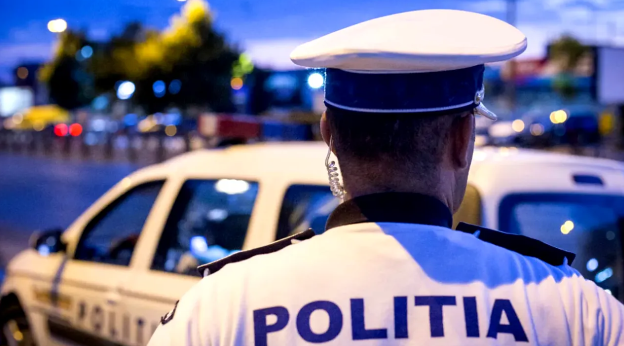 Doi polițiști din Capitală, trimiși în judecată pentru luare de mită. „Suma a fost retrasă de la un bancomat din apropiere și remisă unuia dintre agenți”