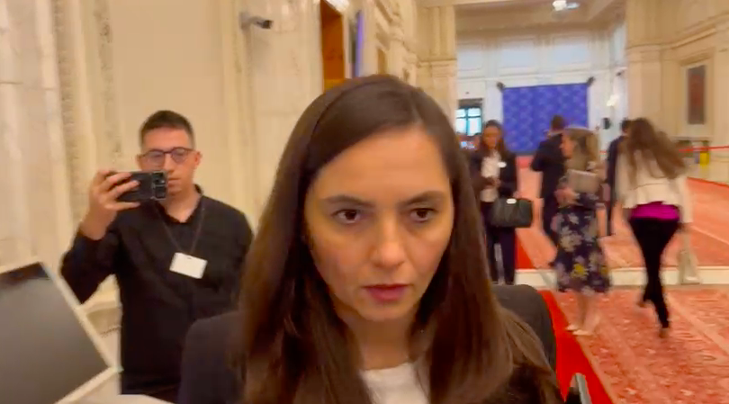 Anamaria Gavrilă, către jurnaliștii de la Parlament: „Voi sunteţi pe cale de dispariţie. Gone!”