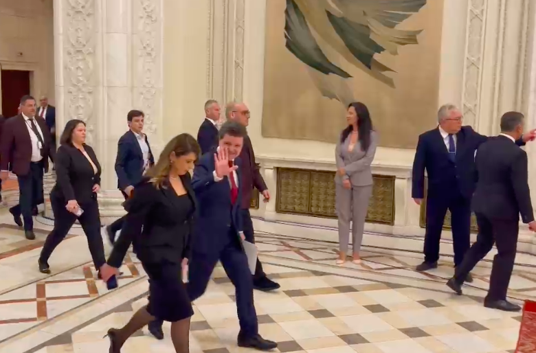 Partenera lui Nicușor Dan a LIPSIT de la ceremonie, deoarece mezinul familiei este bolnav. Fiica lui Nicușor Dan, prezentă la Parlament