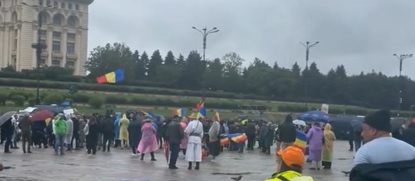 Doar câteva zeci de persoane au partitipat la protestul anunțat în Piața Constituției. Una a fost descoperită cu mai multe ARME albe