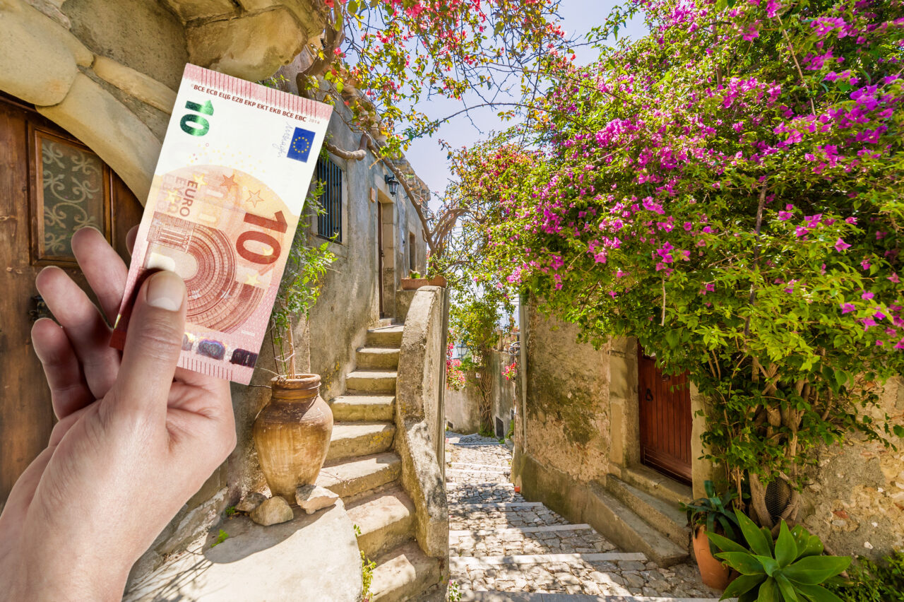 Mii de britanici s-au MUTAT în Bulgaria, datorită caselor ieftine. Locuințele se vând online, la prețul unei mașini second-hand