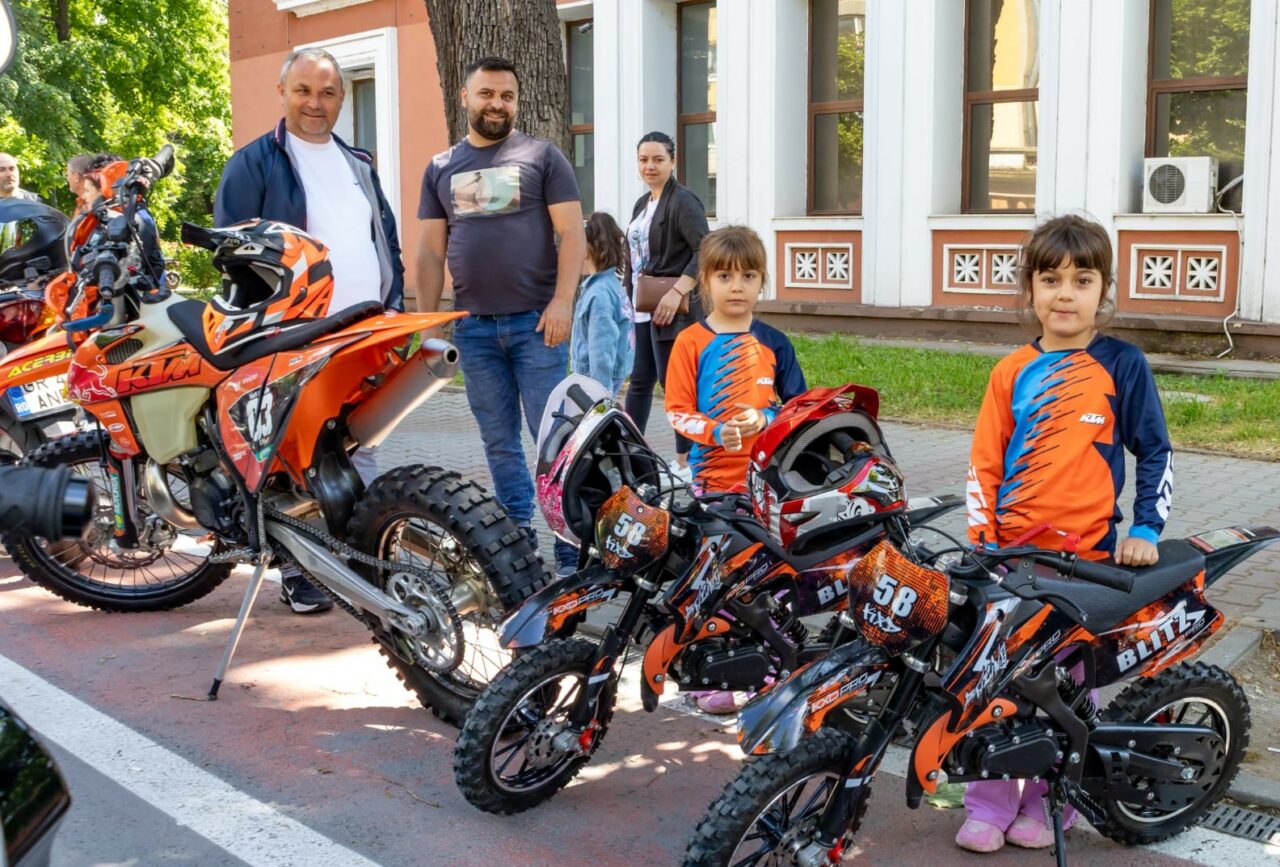 Concurează pe motociclete la doar 6 ani! Cine sunt surorile-minune din Giurgiu