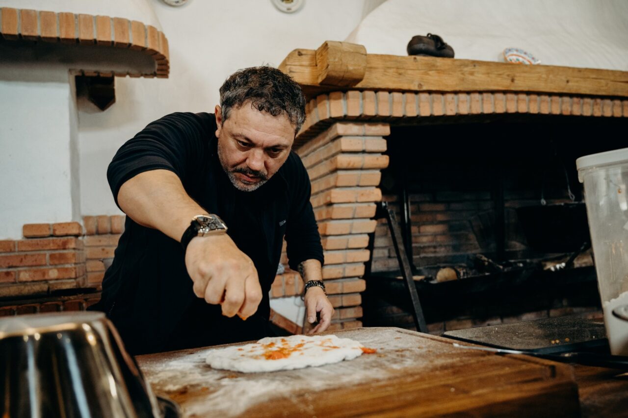 FOTO / Chef Sorin Bontea, despre copilăria sa. ”Mama gătea un pui pentru ȘASE OAMENI, adică părinții și patru copii”