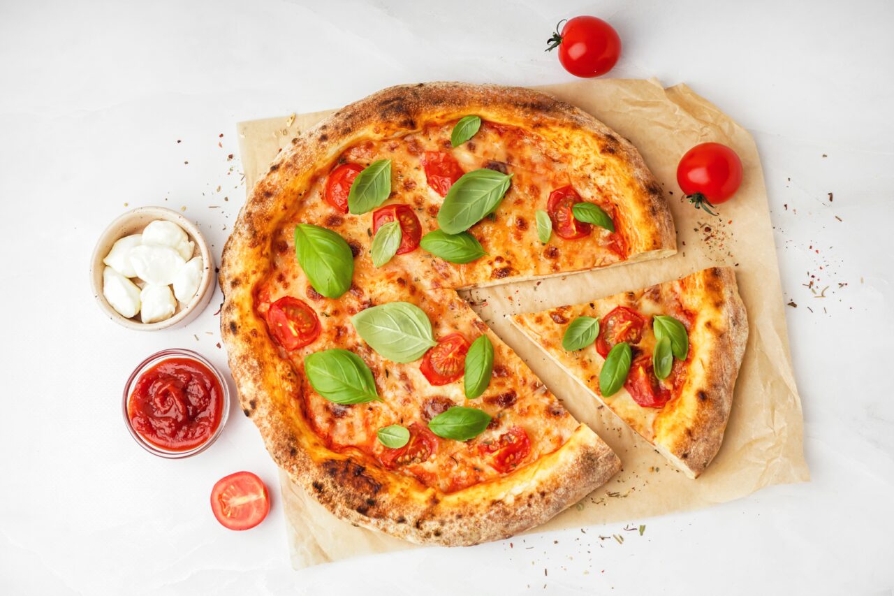 Cum să prepari pizza în 15 minute. Rețetă pentru un aluat omogen cu 5 ingrediente