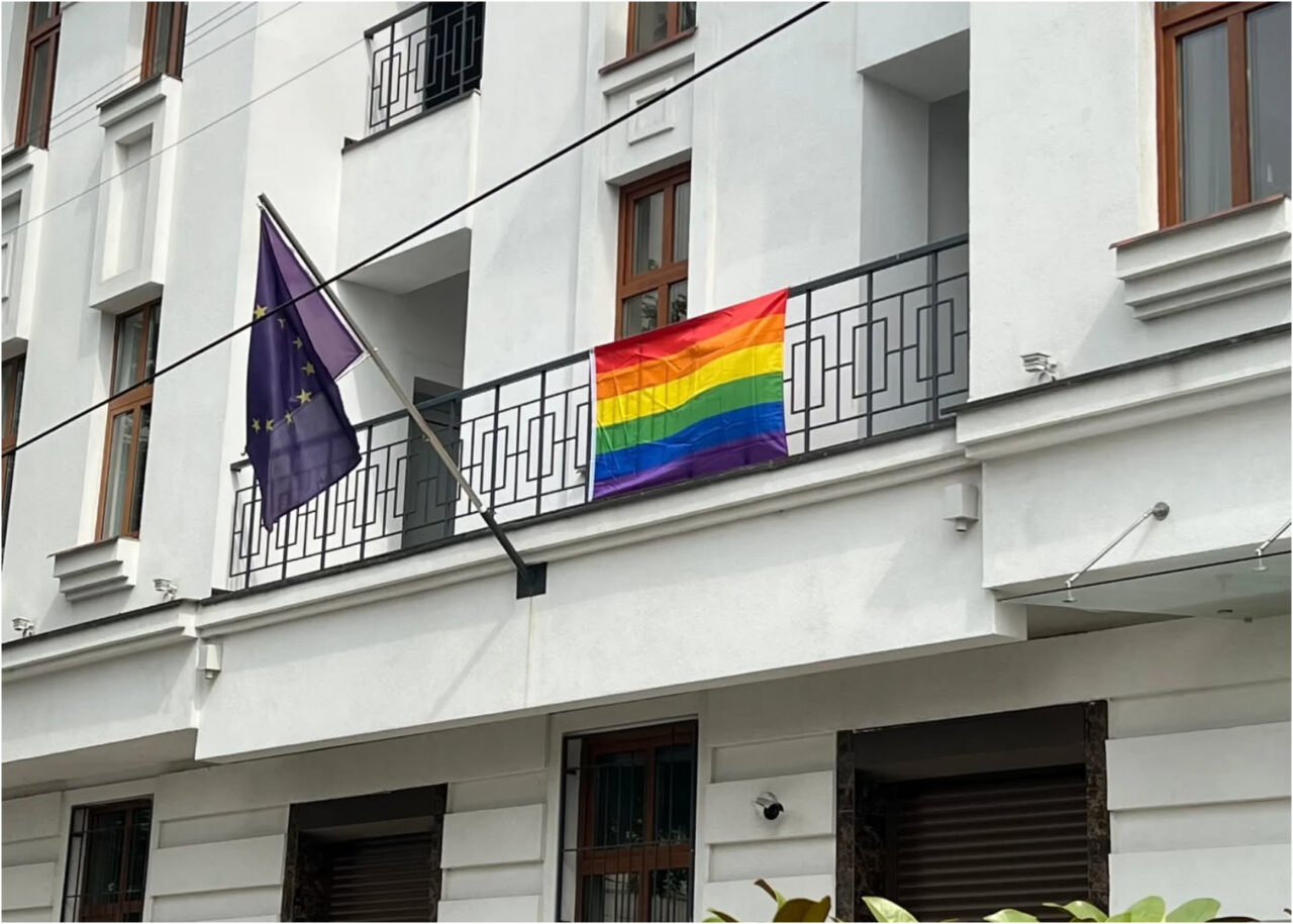 Drapelul LGBT a fost arborat pe clădirea Delegației UE în Republica Moldova, pentru a marca Ziua internațională împotriva Homofobiei