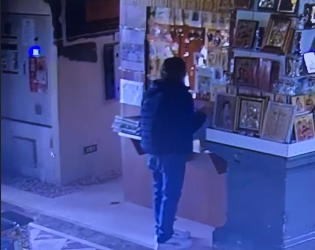 Imagini stupefiante într-o biserică din București. Un bărbat a furat CUTIA MILEI cu totul și a plecat / Câți bani se aflau în lăcașul de cult