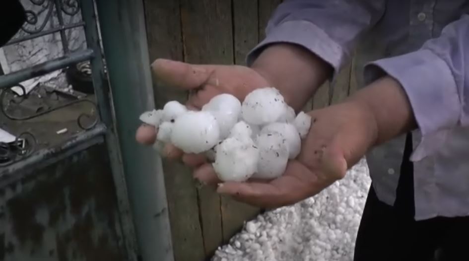 Apel UMANITAR pentru cetățenii din Burila Mare, acolo unde a căzut grindina „cât oul”. Prăpăd lăsat în urmă, după furtuna „apocaliptică” / Anunț ANM