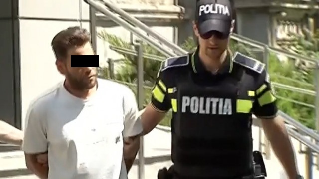 Mașină de lux, FURATĂ din fața unui cazino din Capitală. Un bărbat mascat a amenințat cu un cuțit femeia care se afla în interior și a fugit în trombă