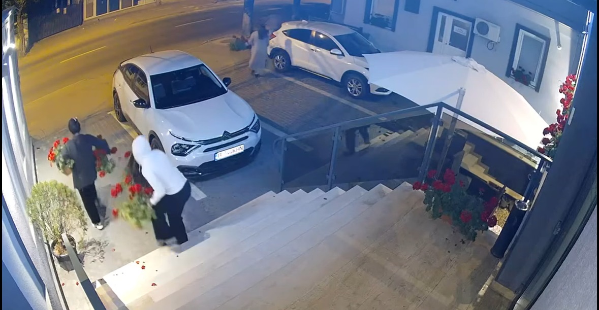 Scene STUPEFIANTE în Craiova. Mai mulți hoți deghizați au furat ghivecele cu flori și mobilierul unui hotel: „Dacă le recunoașteți, dați-ne de știre”