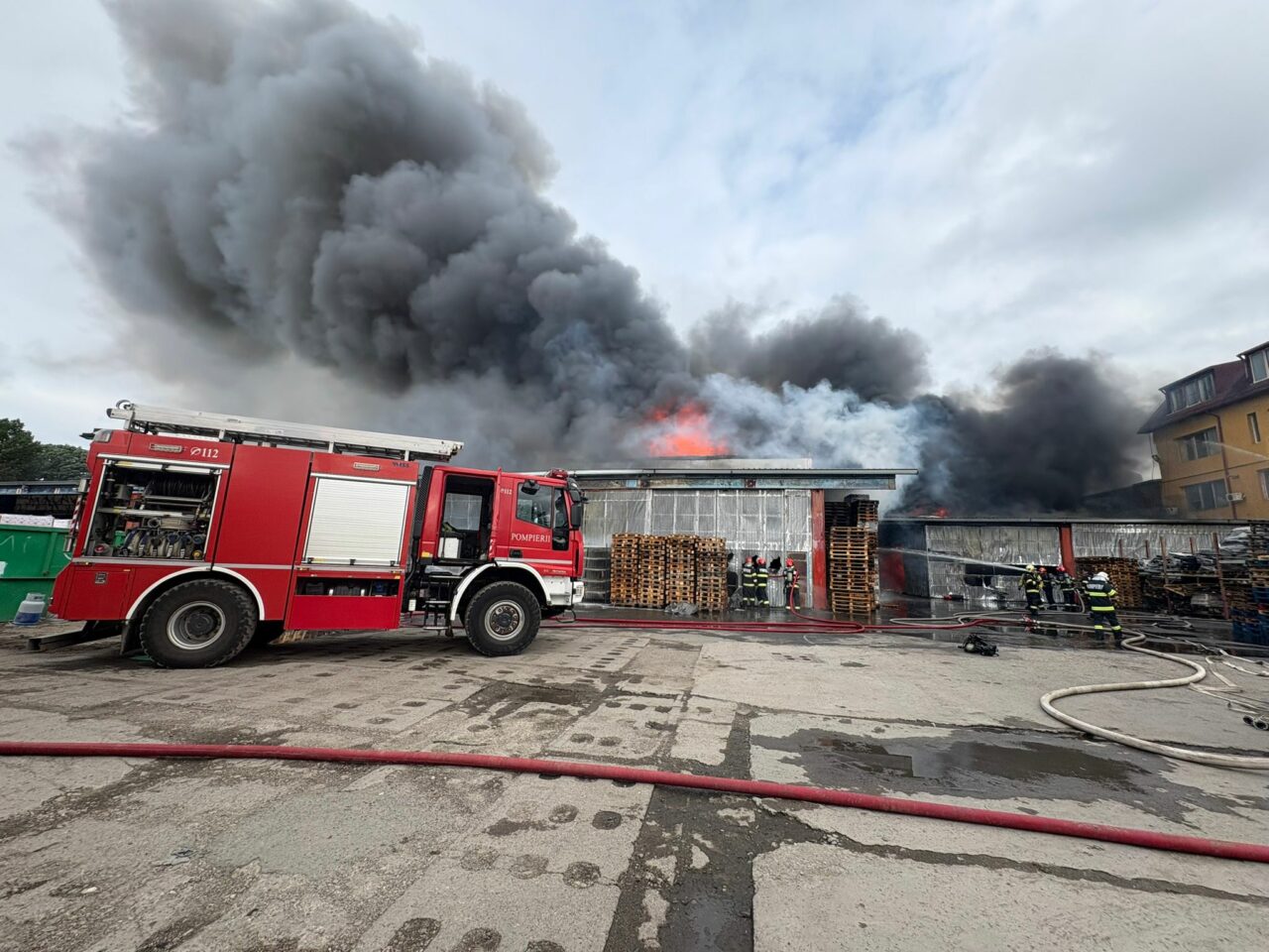 INCENDIU puternic la un depozit din București. A fost emis un mesaj RO-Alert, în urma degajării mari de fum